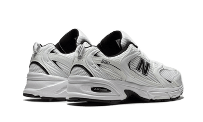New Balance 530 | White Black Details | 1 + 1 Gratis